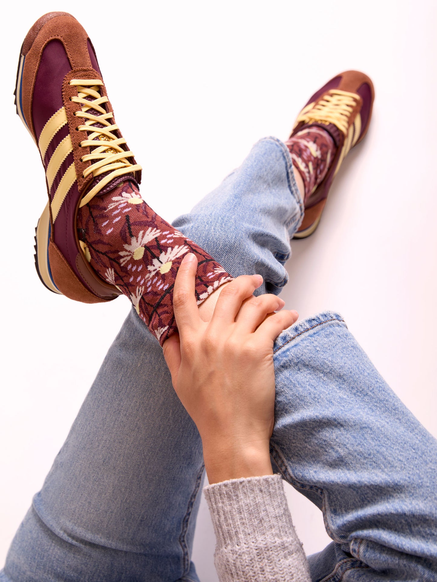 Calze con margherite color nocciola da donna di Arturo Stories indossate.