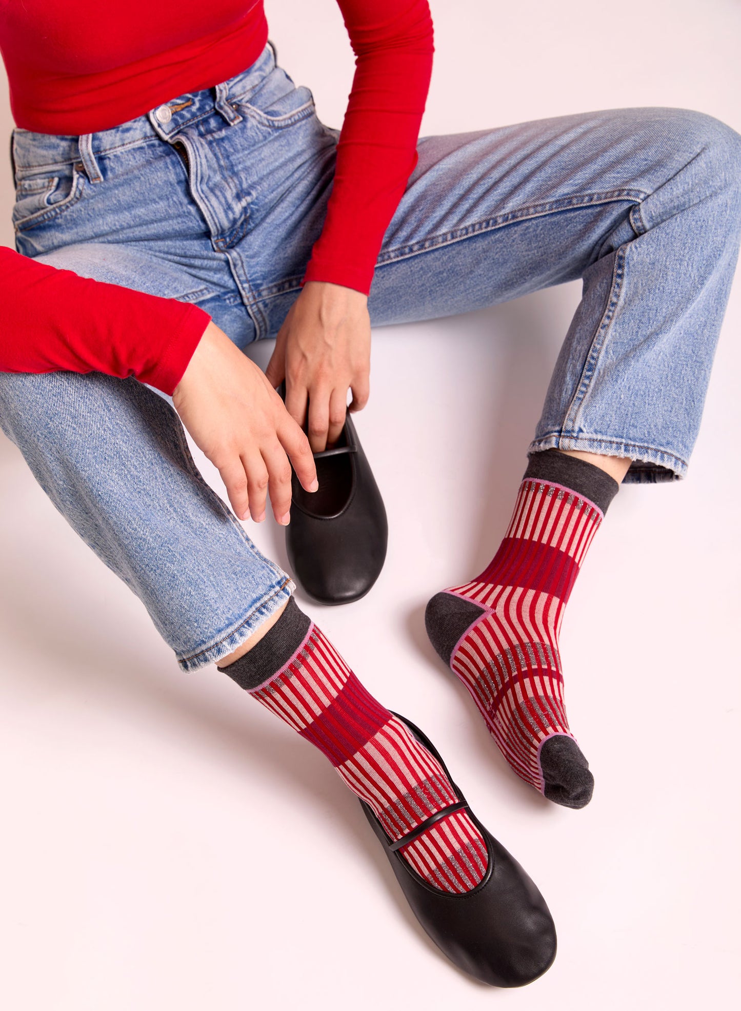 Calze "Organetto" indossate a righe rubino, grigio lurex e panna, da donna di Arturo Stories.