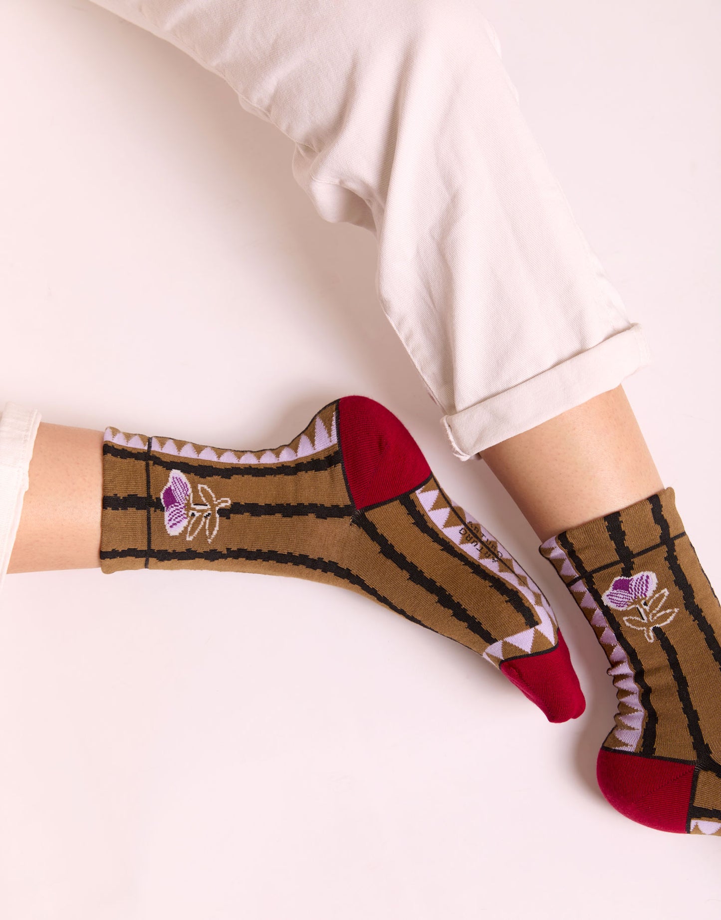 Calze a fantasia zigzag color senape con fiori e righe da donna di Arturo Stories. Indossate.