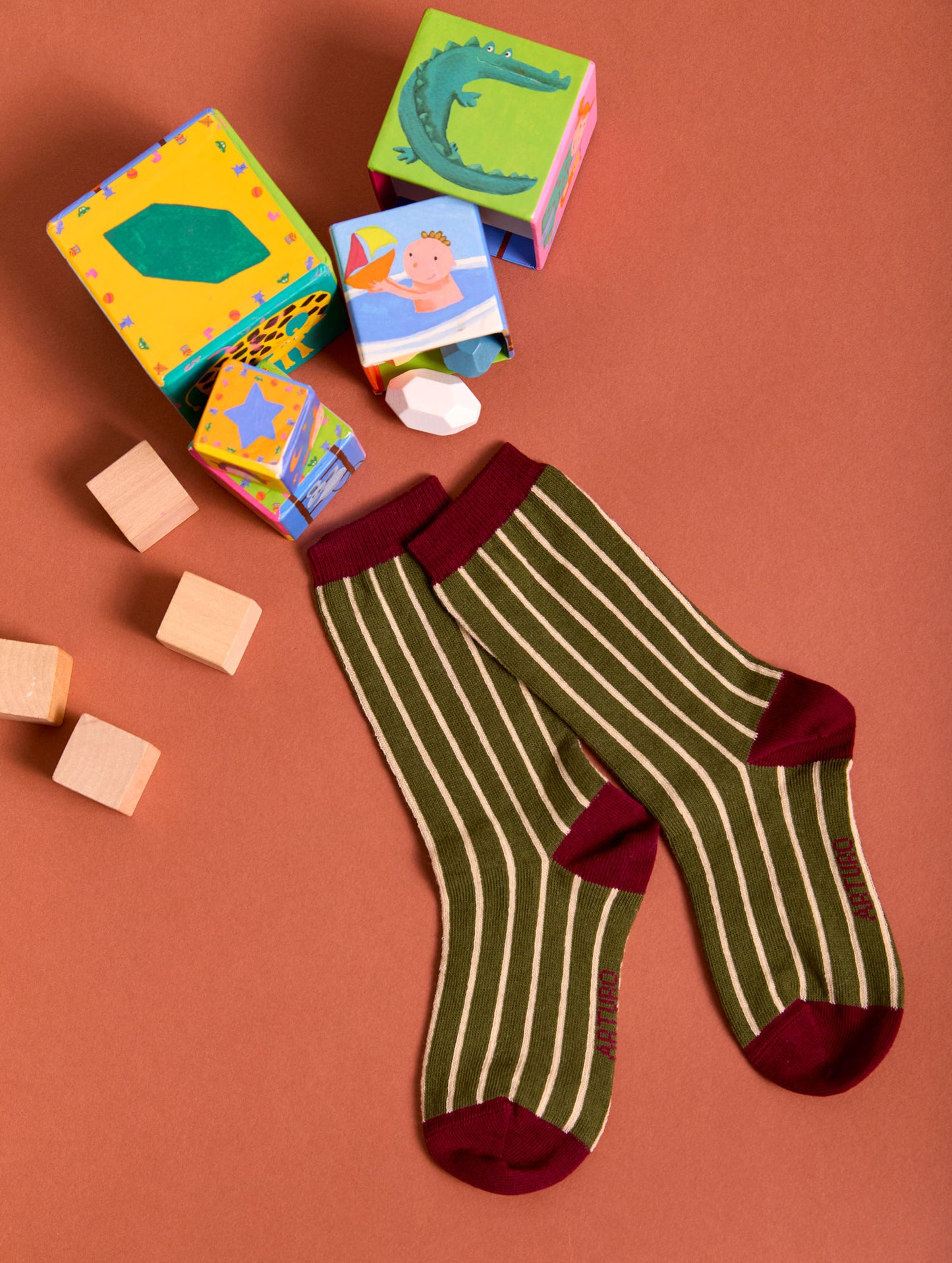 Calzini per bambini a righe verde oliva di Arturo Stories. Da zero a otto anni.