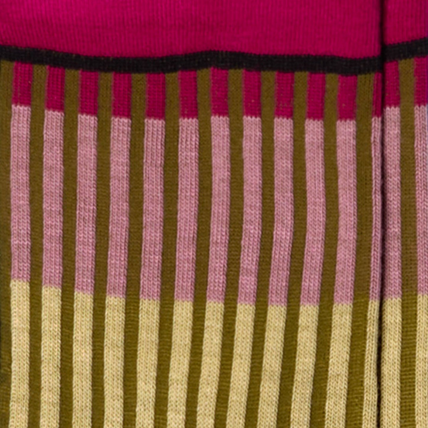 Dettagli dei calzini "Organetto" a righe ciclamino, rosa e giallo da donna di Arturo Stories.