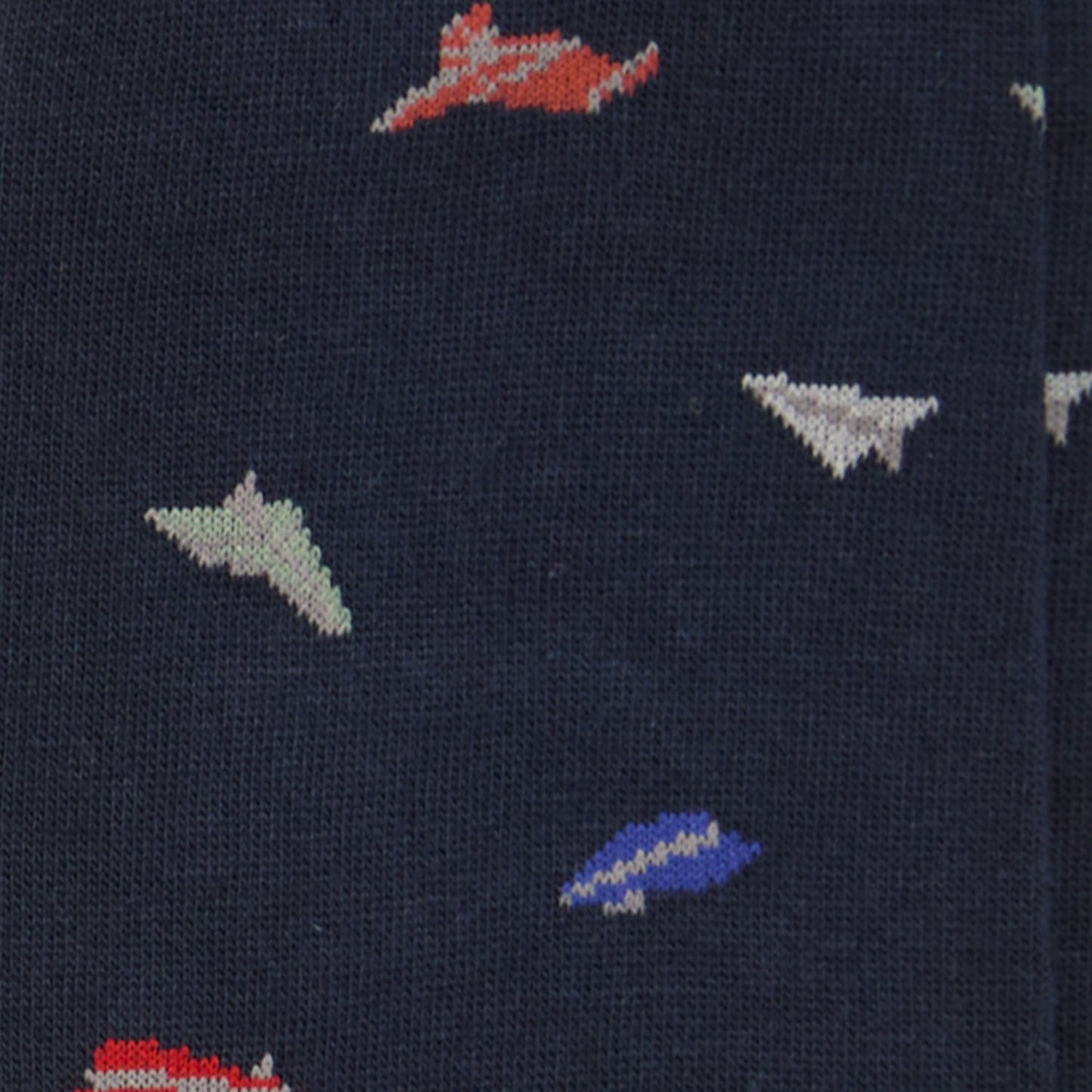 Dettaglio degli aeroplani di carta colorati ricamati sui calzini fantasia "Verso l'infinito" da uomo di Arturo Stories.