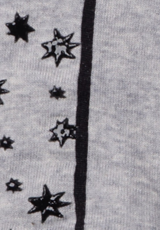 Dettaglio calzini antiscivolo grigi per pilates da donna di Arturo Stories. Con gommini a forma di stelle sulla pianta. Punta e tallone grigi, profilo nero.