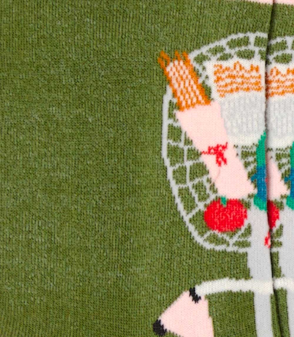 Dettaglio dei calzini con bicicletta ricamata verde oliva da donna di Arturo Stories.