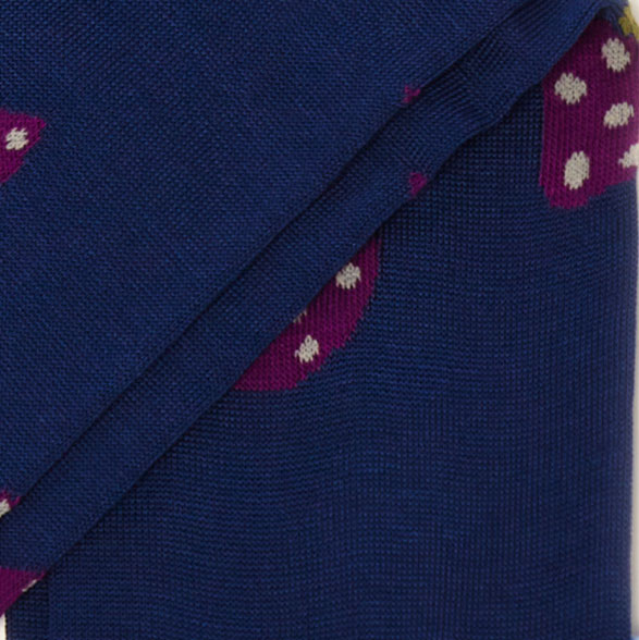 Dettaglio delle fragole viola dei calzini gusto fragola da uomo di Arturo Stories. In filo di scozia.