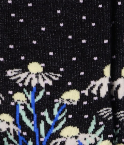 Dettaglio dei calzini con margherite neri da donna di Arturo Stories.