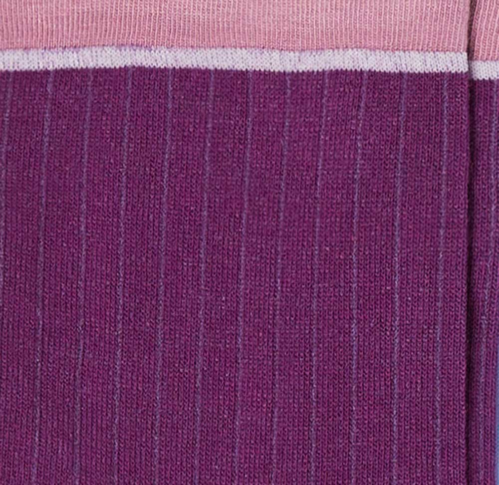 Dettaglio dei calzini a costine viola da donna di Arturo Stories.