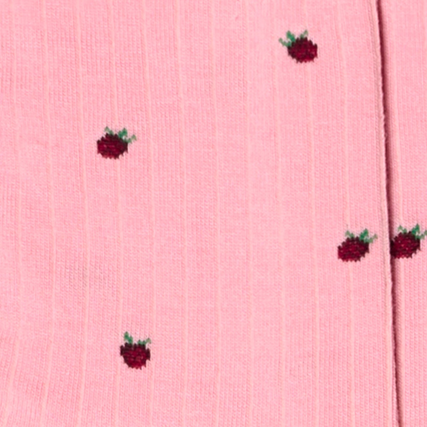 Dettagli delle fragole rosse ricamate dei calzini a costine rosa cipria da donna di Arturo Stories.