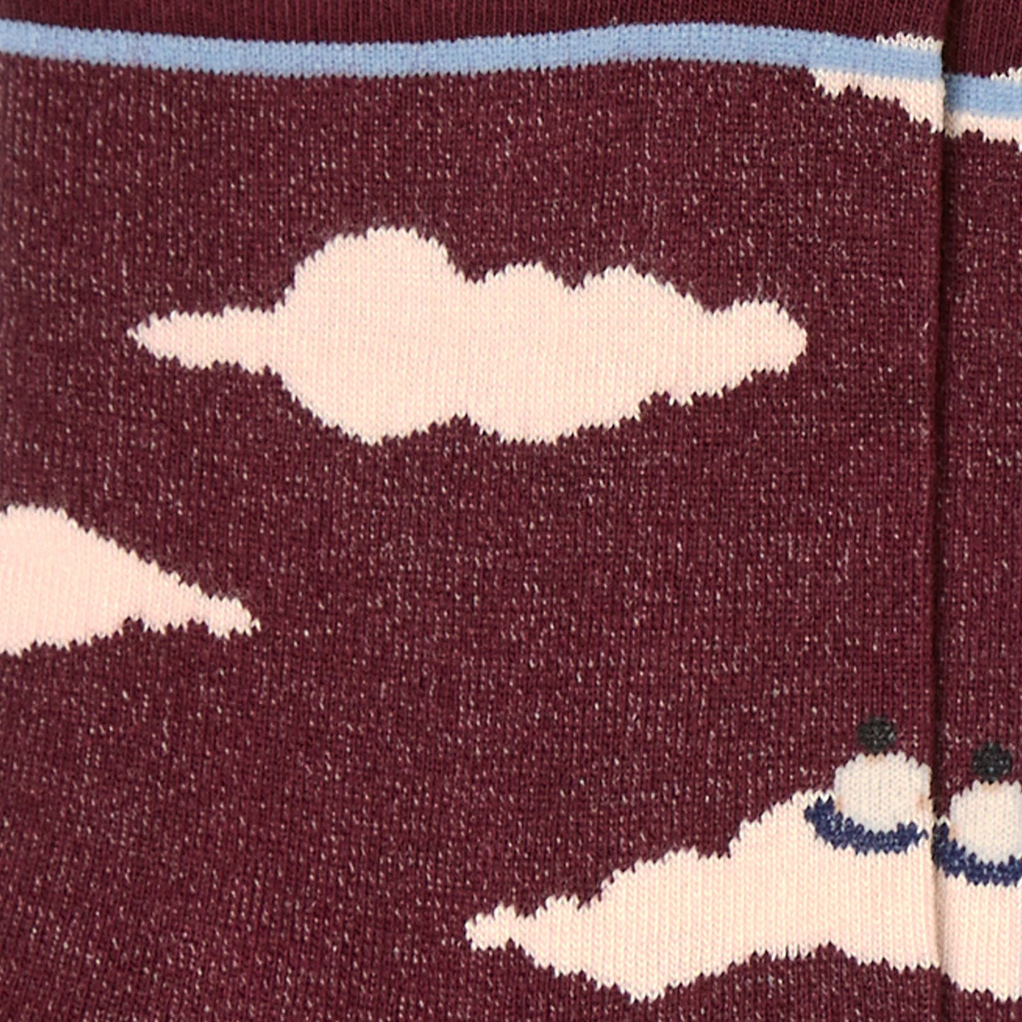 Dettaglio dei calzini con fantasia nuvole bordeaux da donna di Arturo Stories.