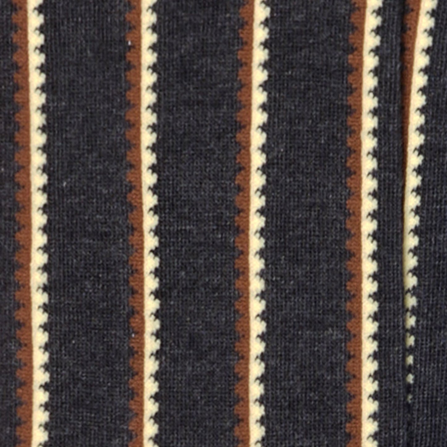 Dettaglio dei calzini a righe smerlate antracite da donna di Arturo Stories. Righe verticali bicolor, punta, tallone e profilo rossi.