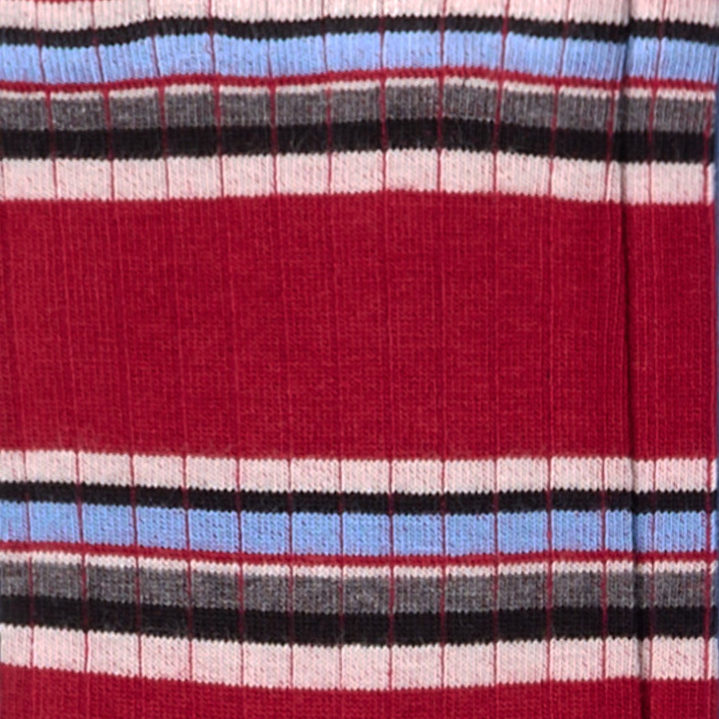 Dettaglio dei calzini a righe orizzontali rossi "Rigoroso" da donna di Arturo Stories.