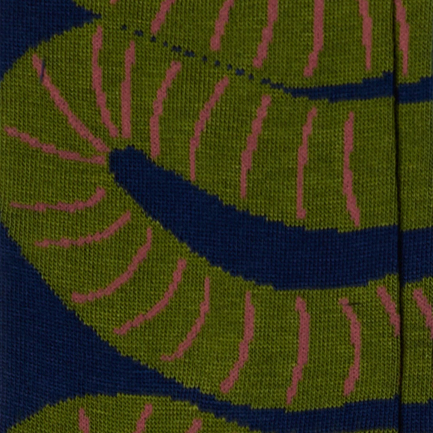 Dettaglio dei calzini con fantasia a serpentina corti da uomo di Arturo Stories. Dettagli verde oliva su fondo blu.