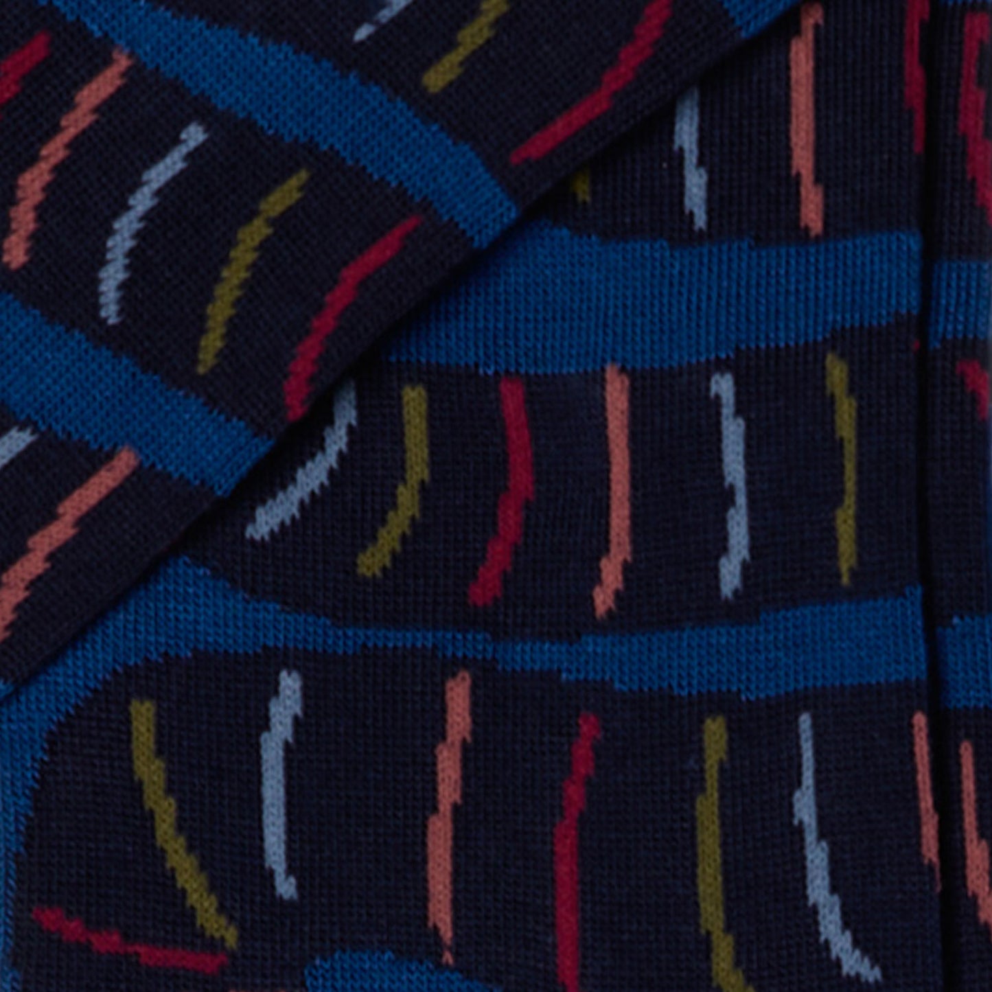 Dettaglio dei calzini con fantasia a serpentina lunghi da uomo. Fondo blu, con punta e tallone bordeaux.