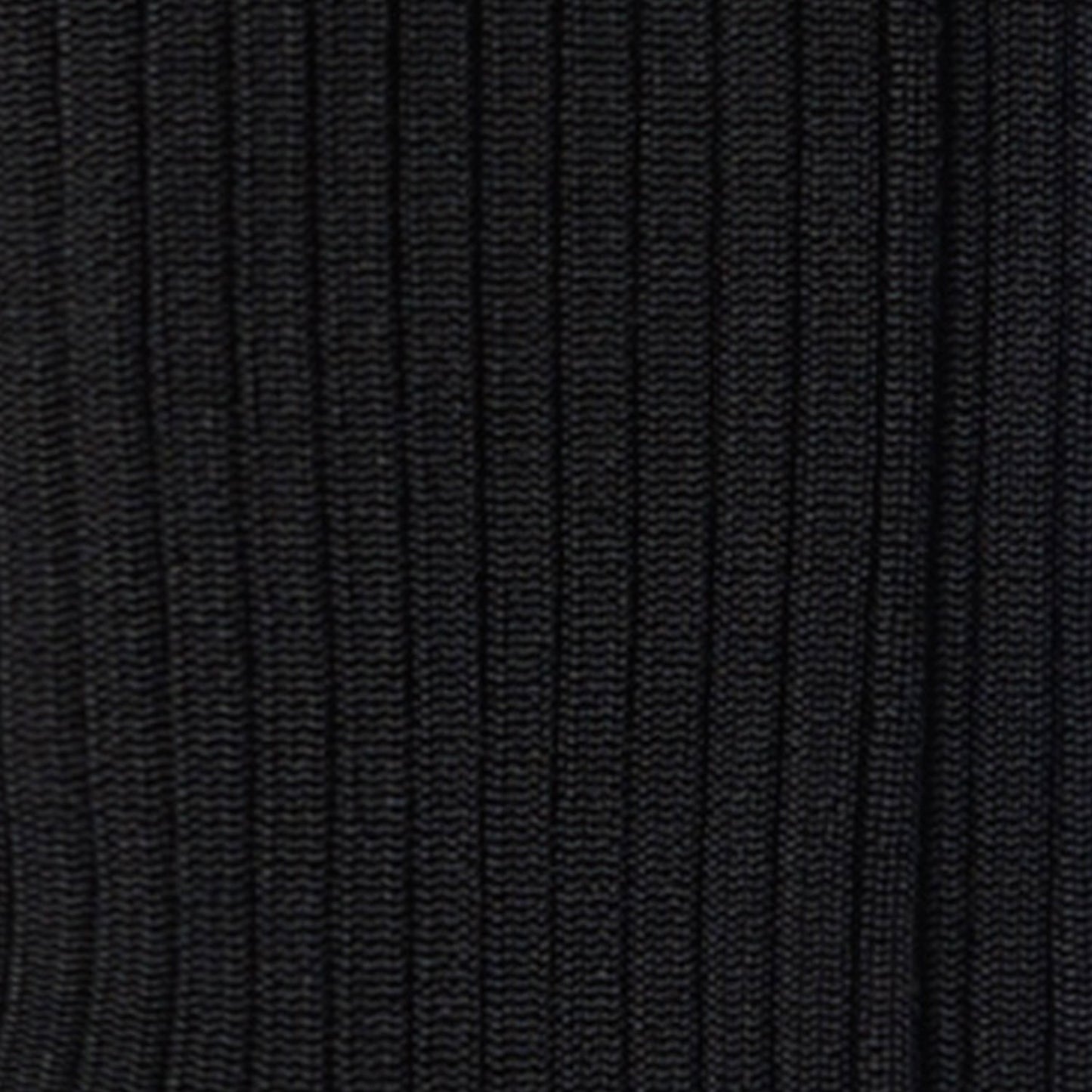 Dettaglio dei calzini neri da donna a costine in viscosa setosa di Arturo Stories.