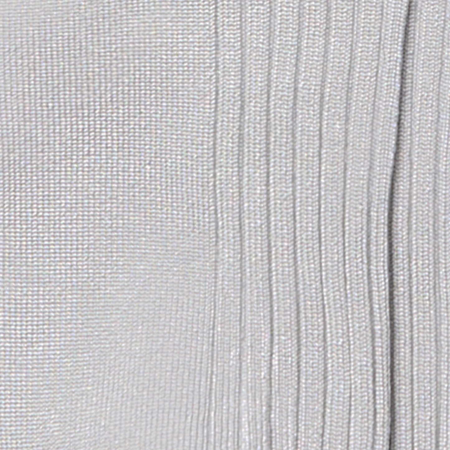 Dettaglio dei calzini a costine da donna grigio perla di Arturo Stories.