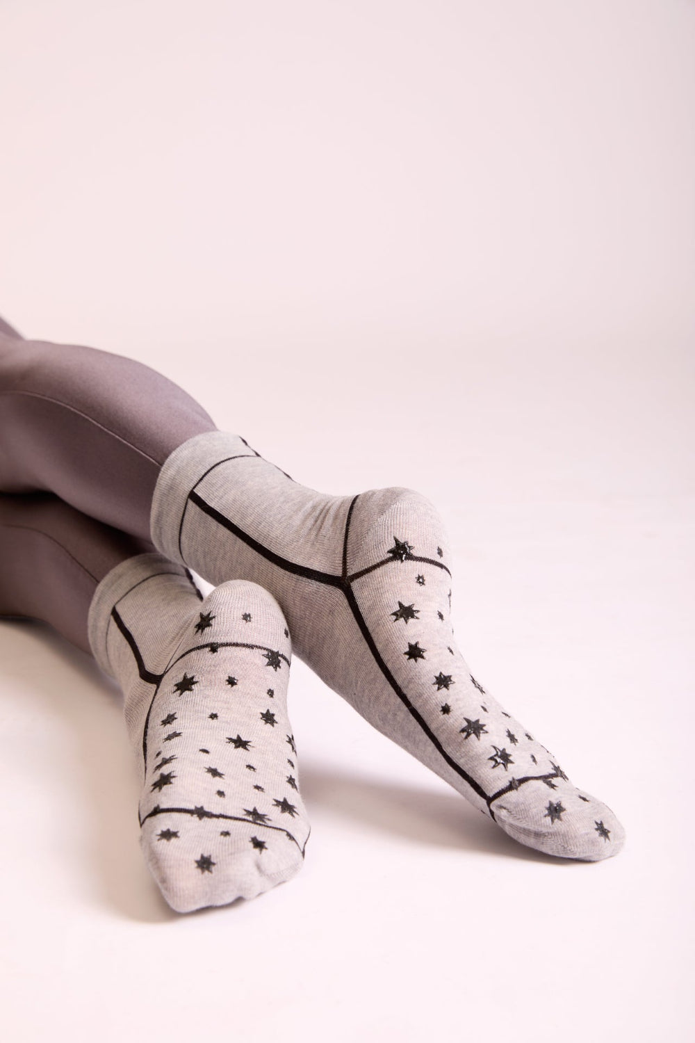 Calze antiscivolo grigi per pilates da donna di Arturo Stories. Con gommini a forma di stelle sulla pianta. Punta e tallone grigi, profilo nero.