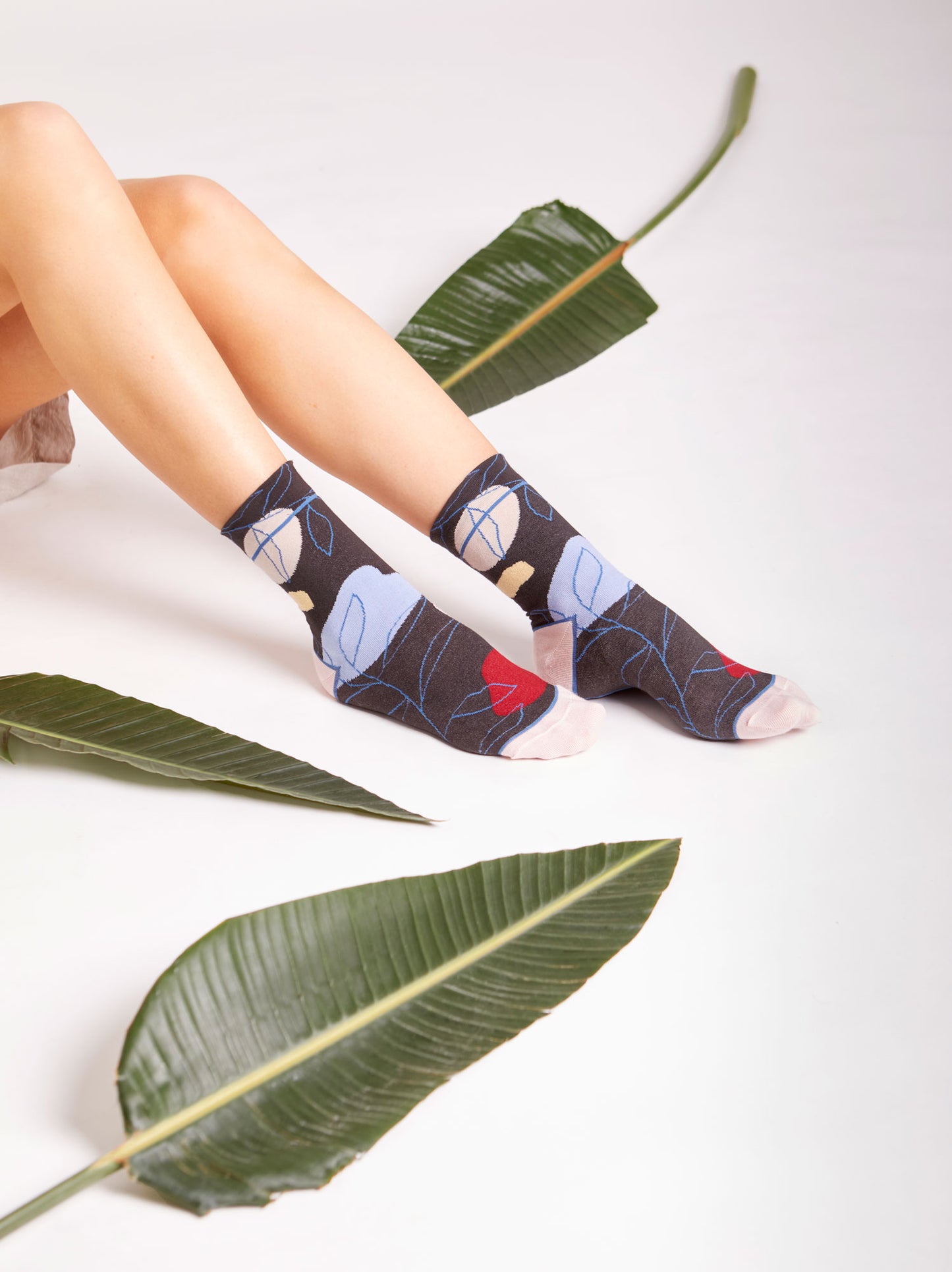 Calze indossate con fantasia astratta grigio antracite da donna di Arturo Stories.