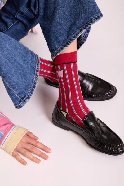 Calze a righe verticali mattone da donna di Arturo Stories. Righe celesti e gialle, disegno di un frutto, punta e tallone gialli, profilo nero.