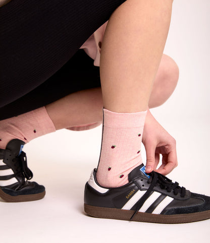 Calze a costine rosa cipria da donna di Arturo Stories. Con fantasia a fragole bordeaux ricamate.