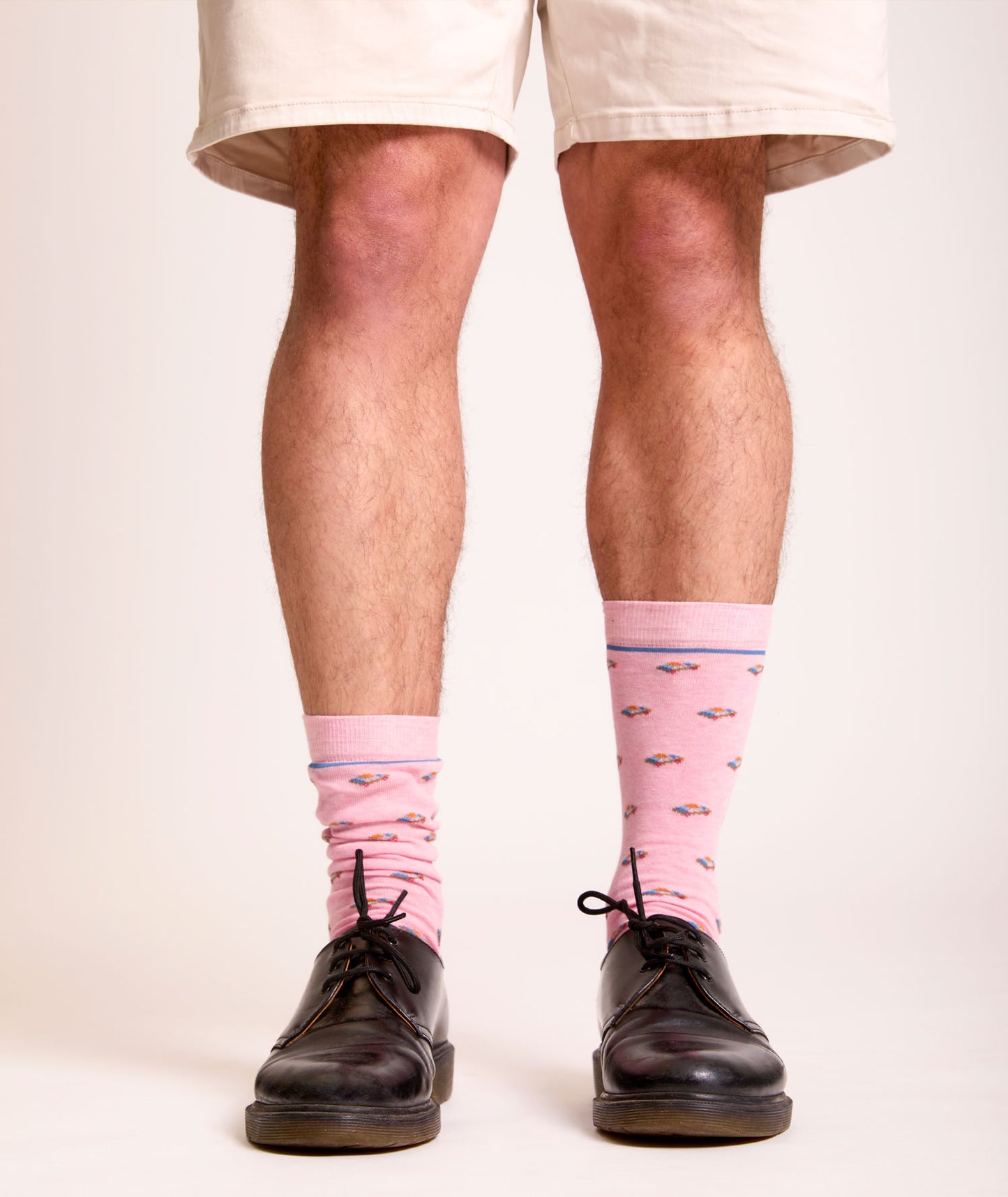 Calze da corsa corte rosa da uomo di Arturo Stories. Con fantasia con macchine colorate.