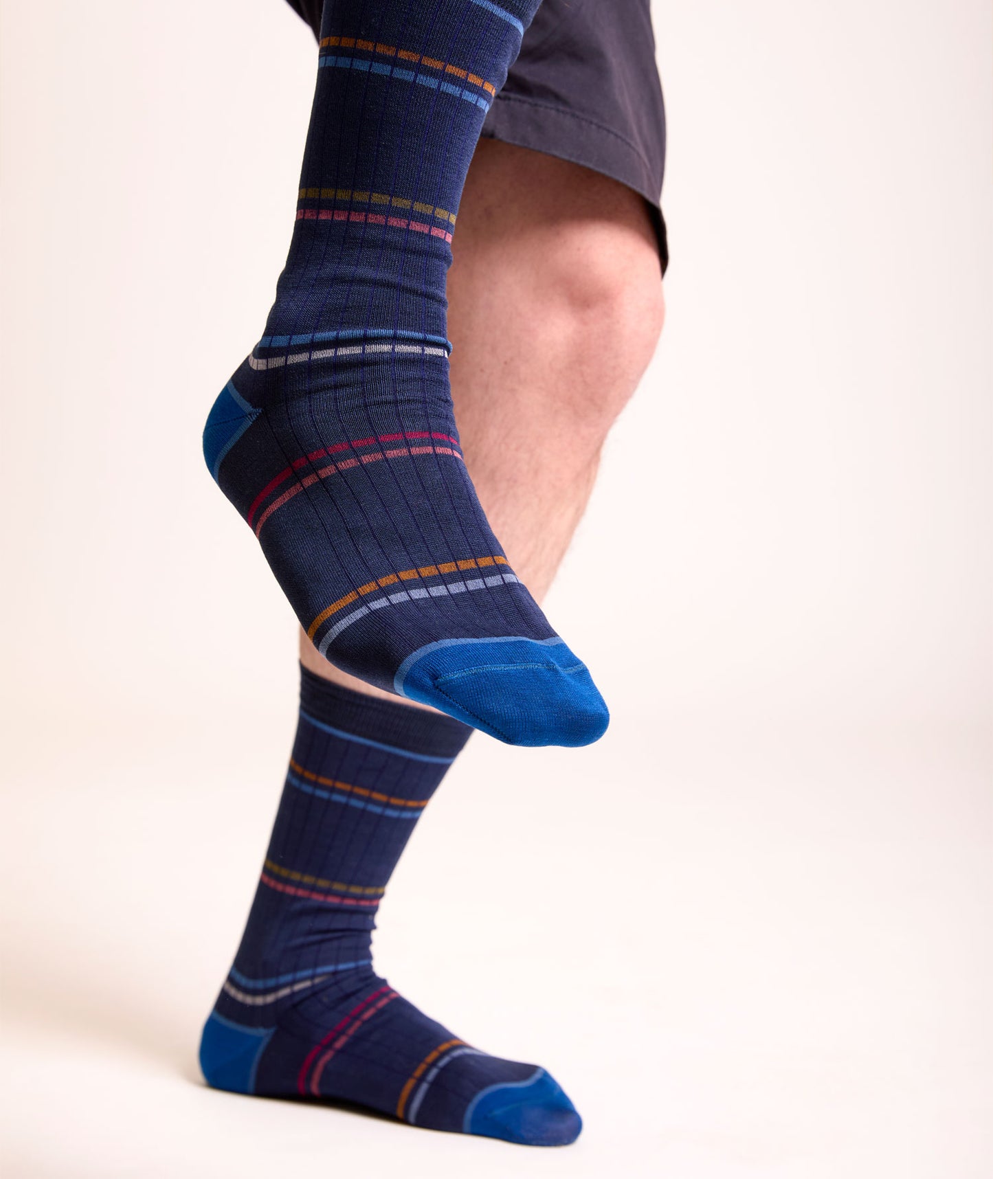 Calze a costine e righe "costa a costa" corte, da uomo di Arturo Stories. In filo di scozia, con righe  multicolor.