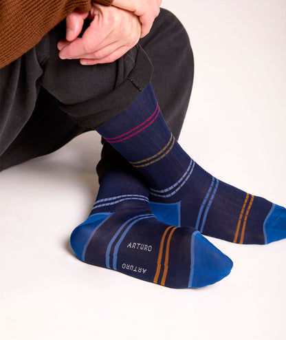 Calze a costine e righe "costa a costa" lunghe, da uomo di Arturo Stories. In filo di scozia, con righe  multicolor.