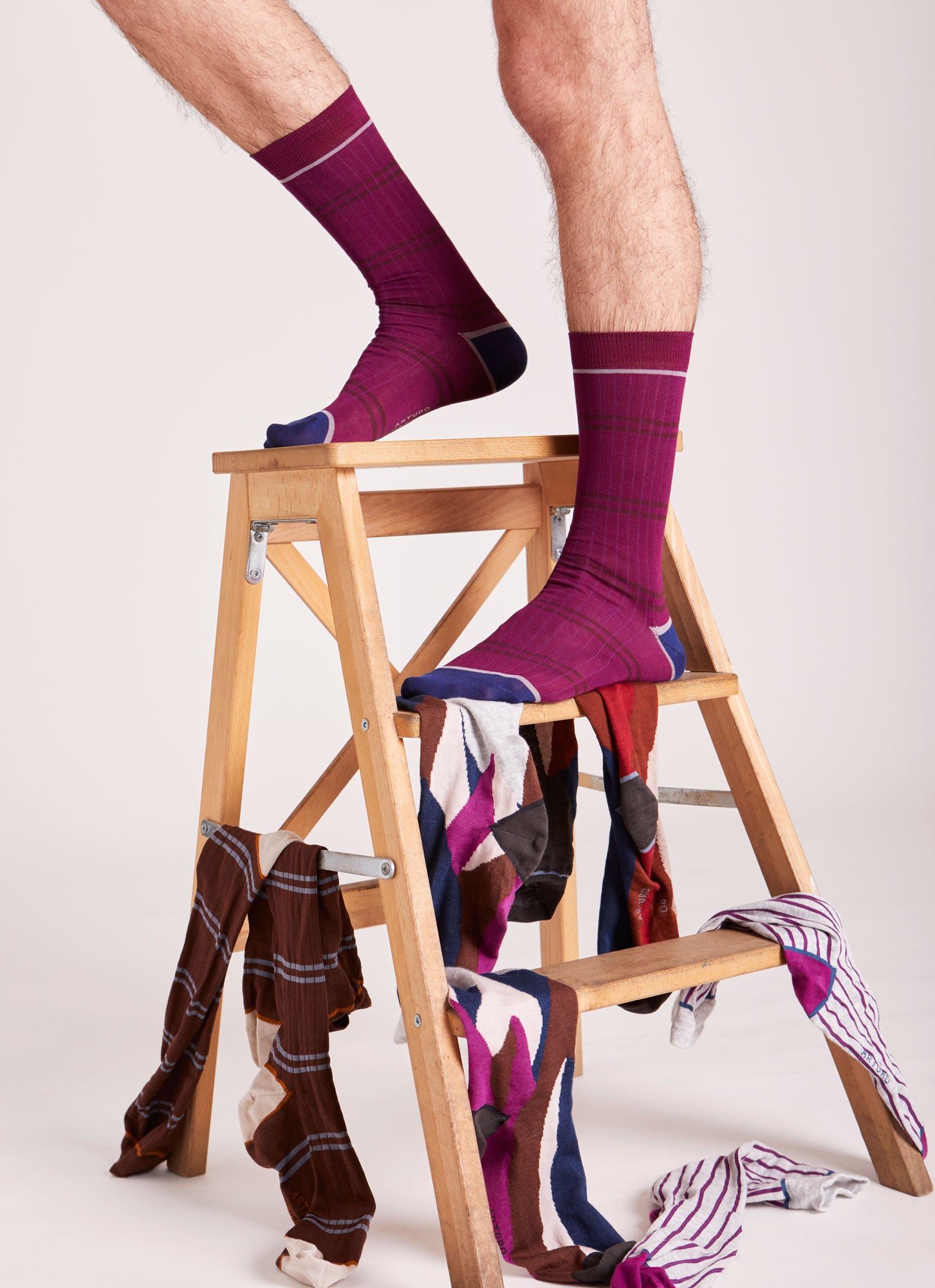 Calze a costine e righe "Costa a costa" color barolo, corte da uomo di Arturo Stories.