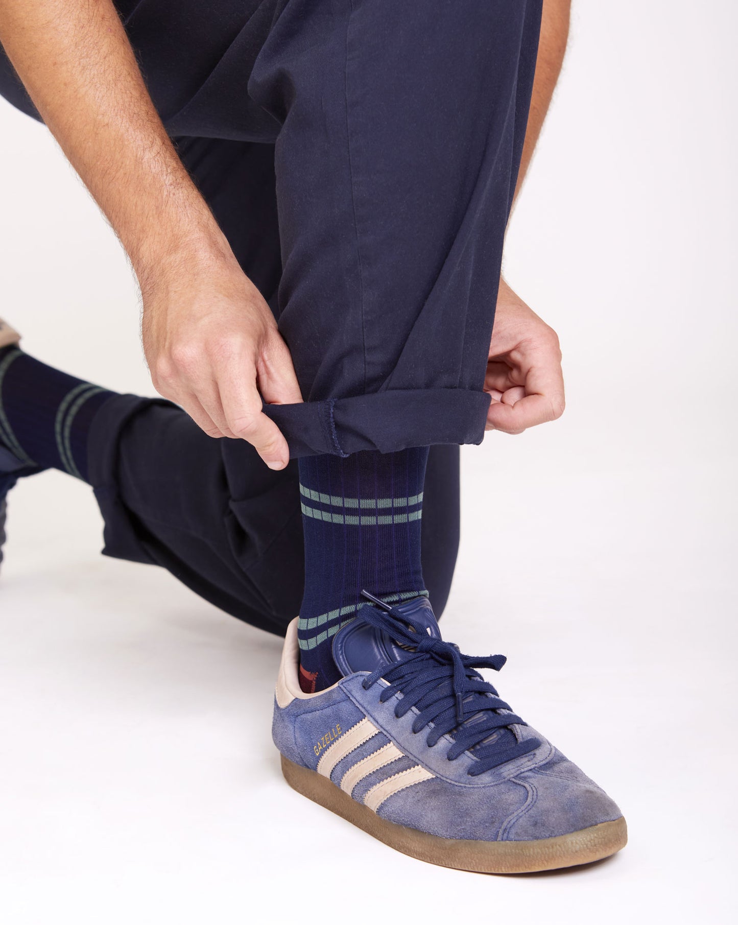 Calze a costine "costa a costa" blu e righe salvia, lunghe da uomo di Arturo Stories.