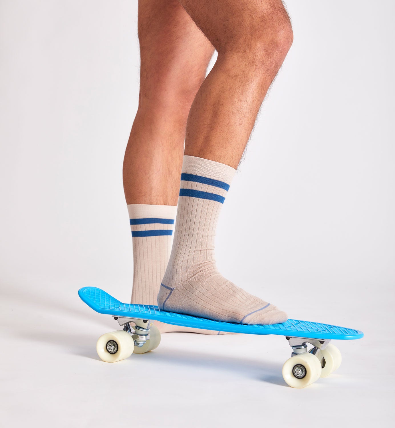 Calze "Atletico" a coste color panna da uomo. Con due fasce orizzontali blu e profilo blu.   