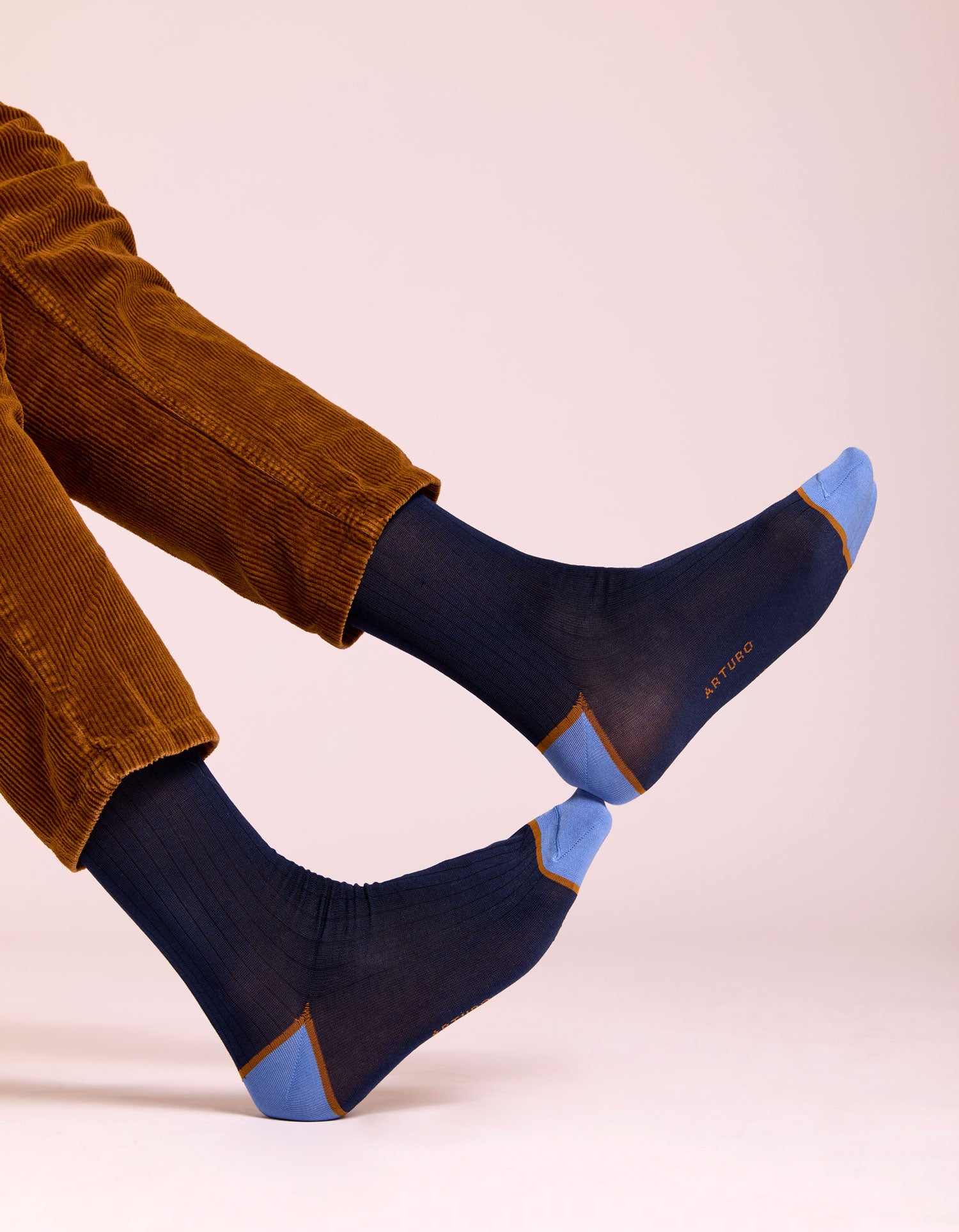 Calze a costine blu da uomo in filo di scozia di Arturo Stories.