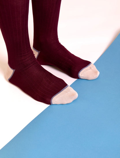 Dettaglio punta e tallone bianco panna delle calze a costine bordeaux da uomo di Arturo Stories.