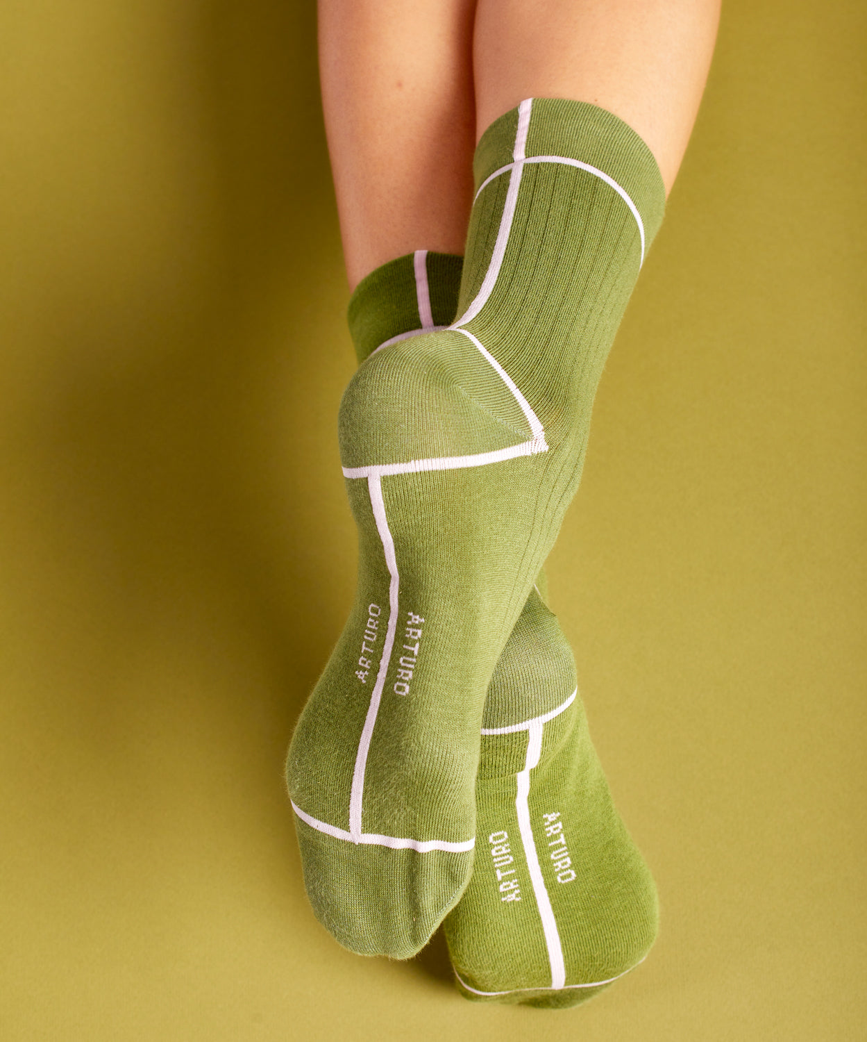 Calze a costine verde oliva da donna di Arturo Stories indossati.