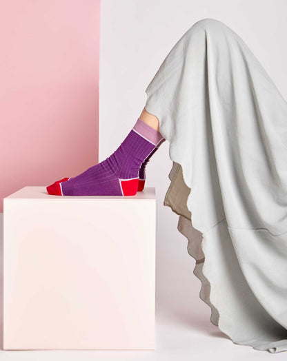 Calze a costine viola da donna di Arturo Stories indossate.