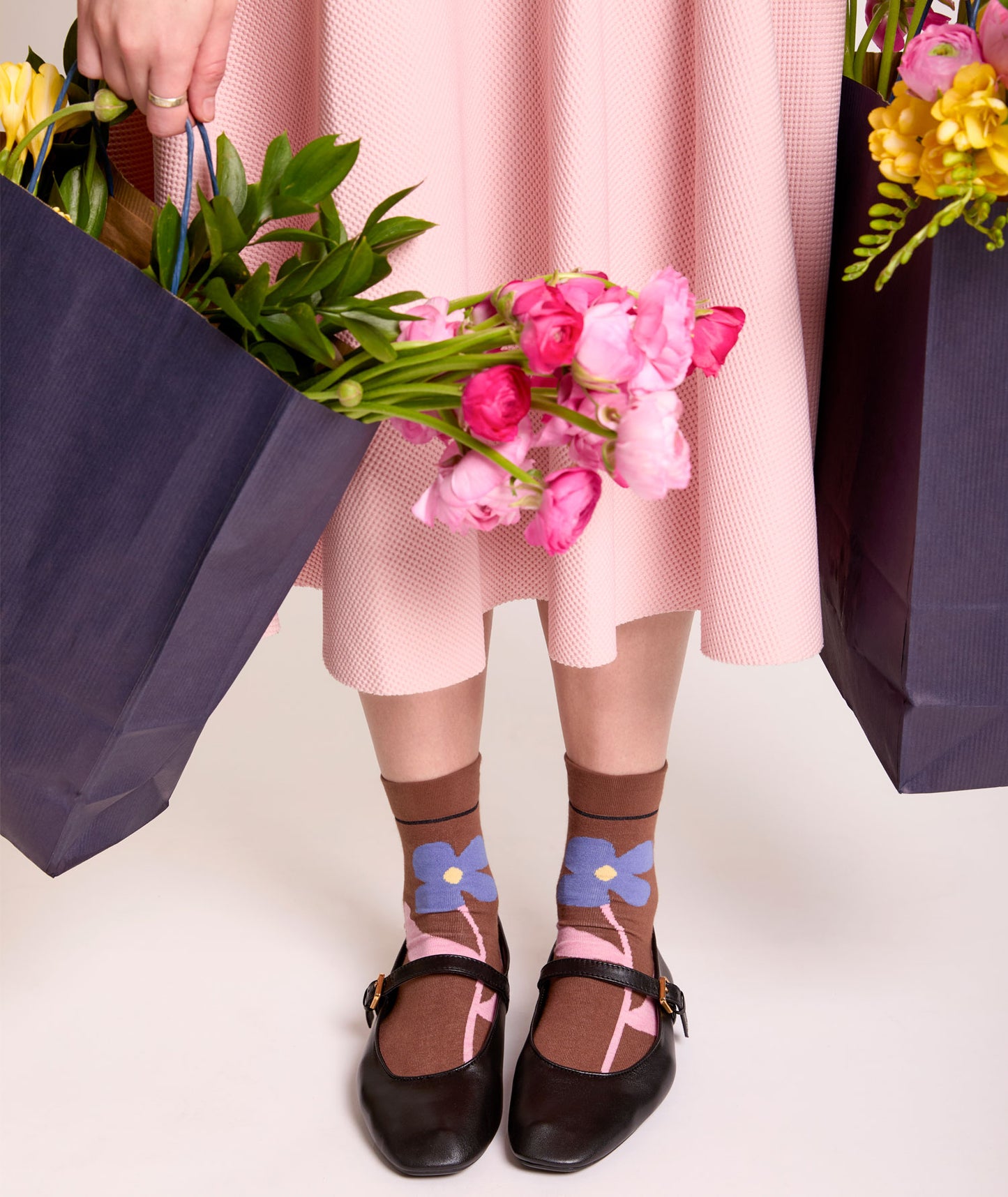 Calze indossate con fiori cacao "Fiorucci" da donna di Arturo Stories.