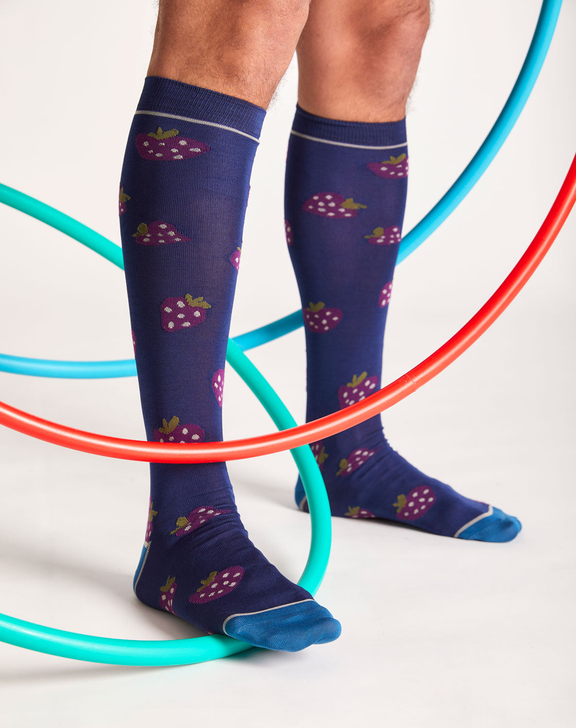 Calze con fantasia gusto fragola blu da uomo di Arturo Stories. In filo di scozia, con fragole viola.