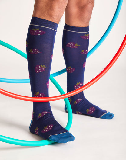 Calze con fantasia gusto fragola blu da uomo di Arturo Stories. In filo di scozia, con fragole viola.