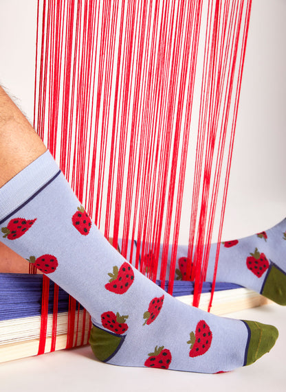 Calze gusto fragola color celeste da uomo di Arturo Stories. Corte, in filo di scozia.