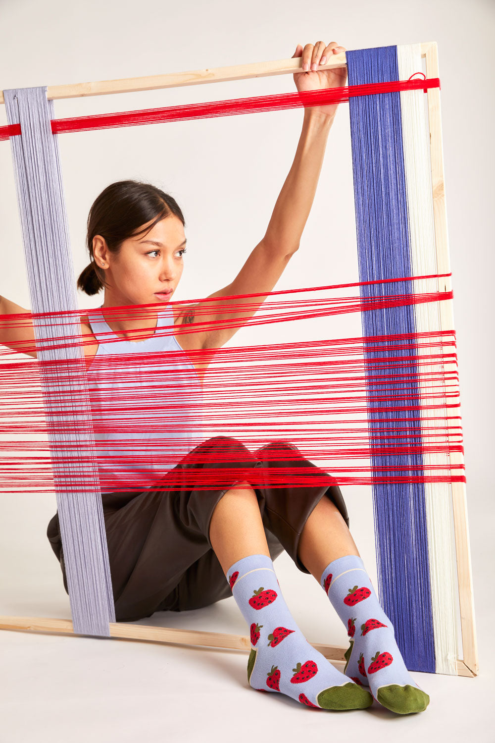 Calze con fragole rosse da donna di Arturo Stories indossate. Fondo celeste, punta e tallone verde oliva.