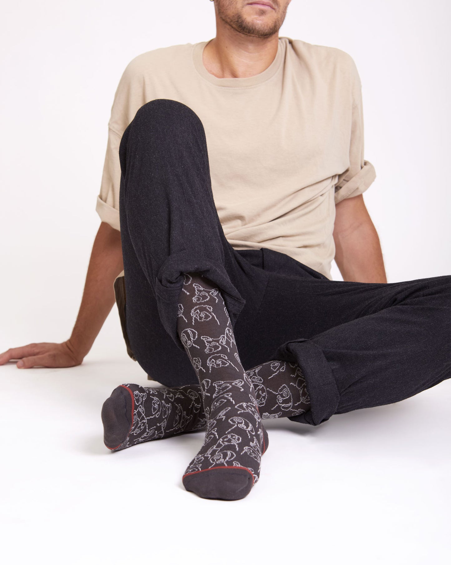 Calze lunghe da uomo con fantasia di cani e gatti di Arturo Stories color antracite indossate.