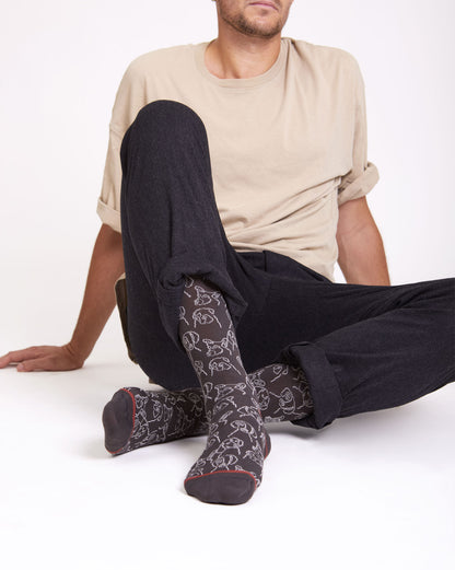 Calze lunghe da uomo con fantasia di cani e gatti di Arturo Stories color antracite indossate.