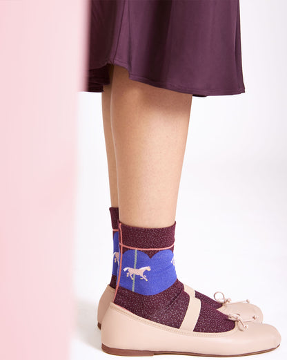 Calze indossate con fantasia giostra da donna di Arturo Stories.