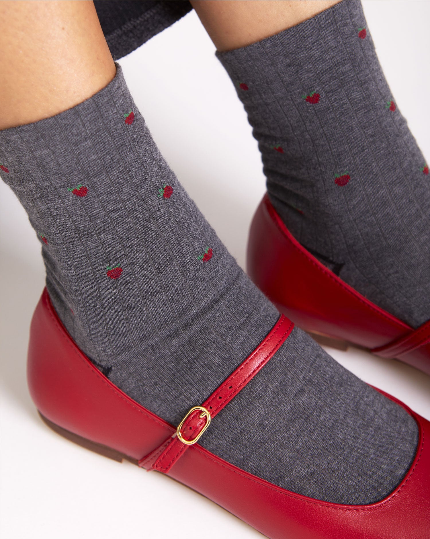 Calze a costine grigi da donna di Arturo Stories con fragole ricamate.