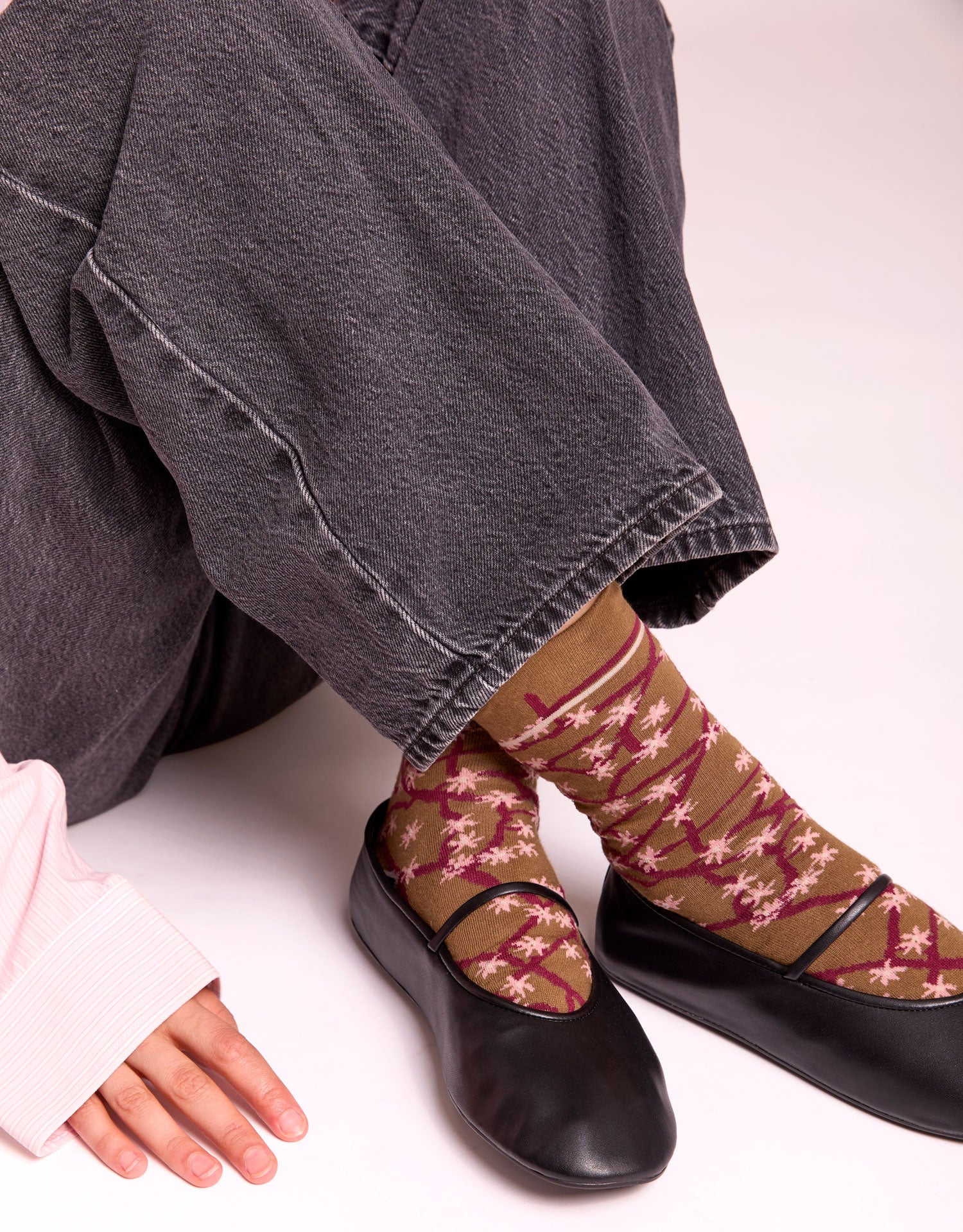 Calze con fantasia floreale da donna giallo senape di Arturo Stories.