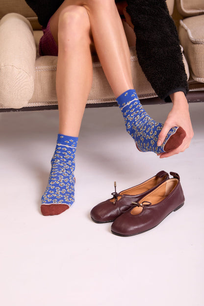 Calze maculate blu da donna di Arturo Stories. Con fondo bluette, piccoli fiori bianchi, punta e tallone marroni e profilo bianco.