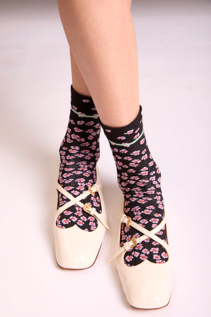 Calze maculate nere da donna di Arturo Stories. Con fondo nero, piccoli fiori rosa, punta e tallone bianco perla e profilo menta.