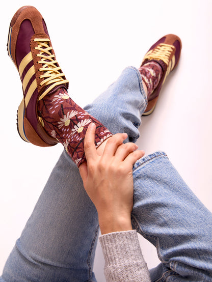 Calze con margherite color nocciola da donna di Arturo Stories indossate.