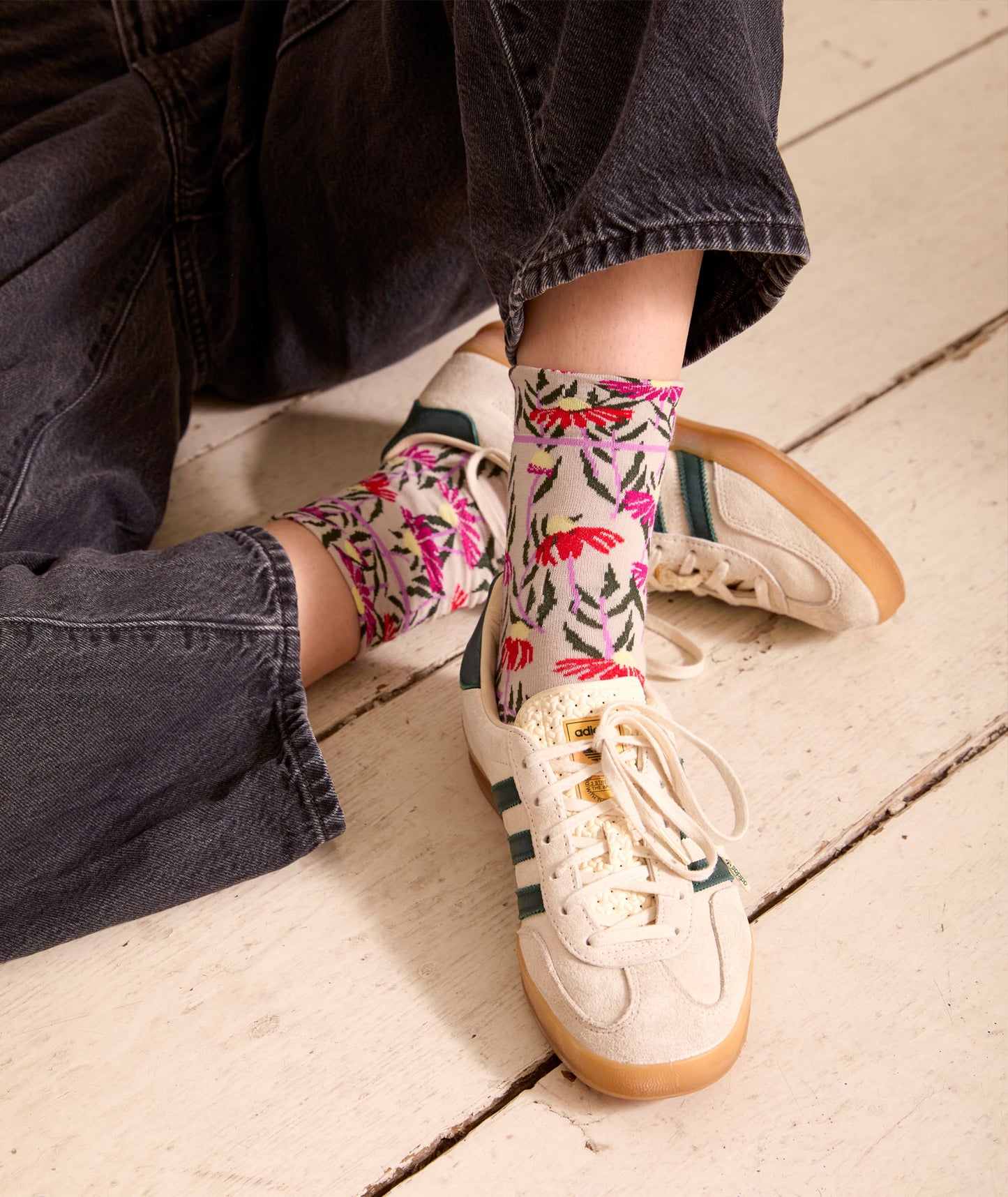 Calze con margherite grigio perla da donna di Arturo Stories. 