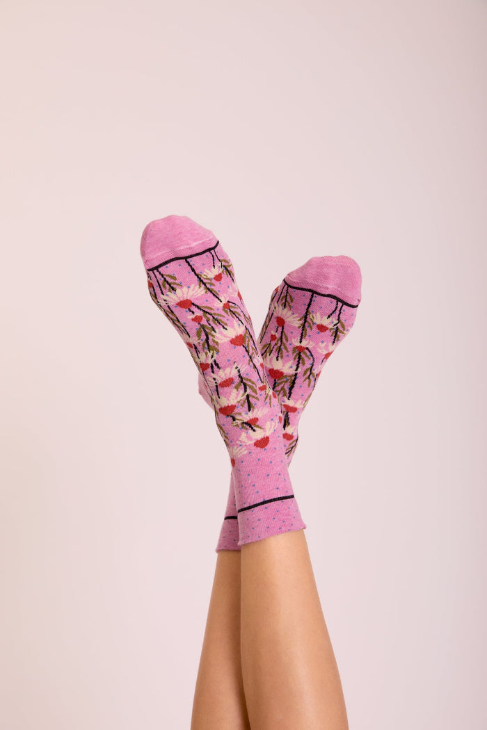 Calze con margherite rosa da donna di Arturo Stories. Con fiori bianchi, punta e tallone rosa e profilo nero lungo il retro della gamba.