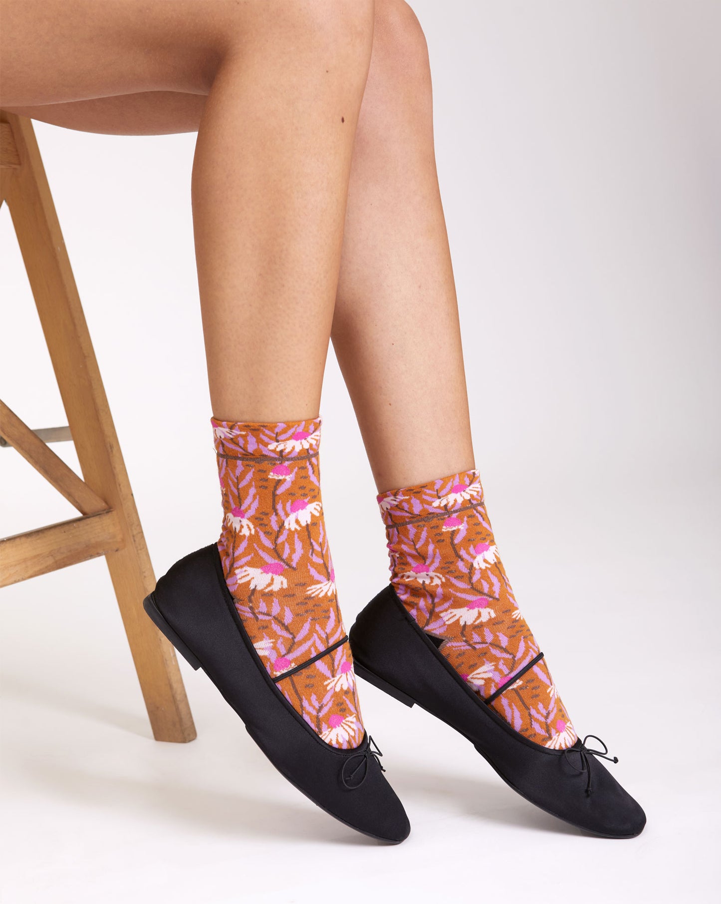 Calze con margherite giallo senape da donna di Arturo Stories.