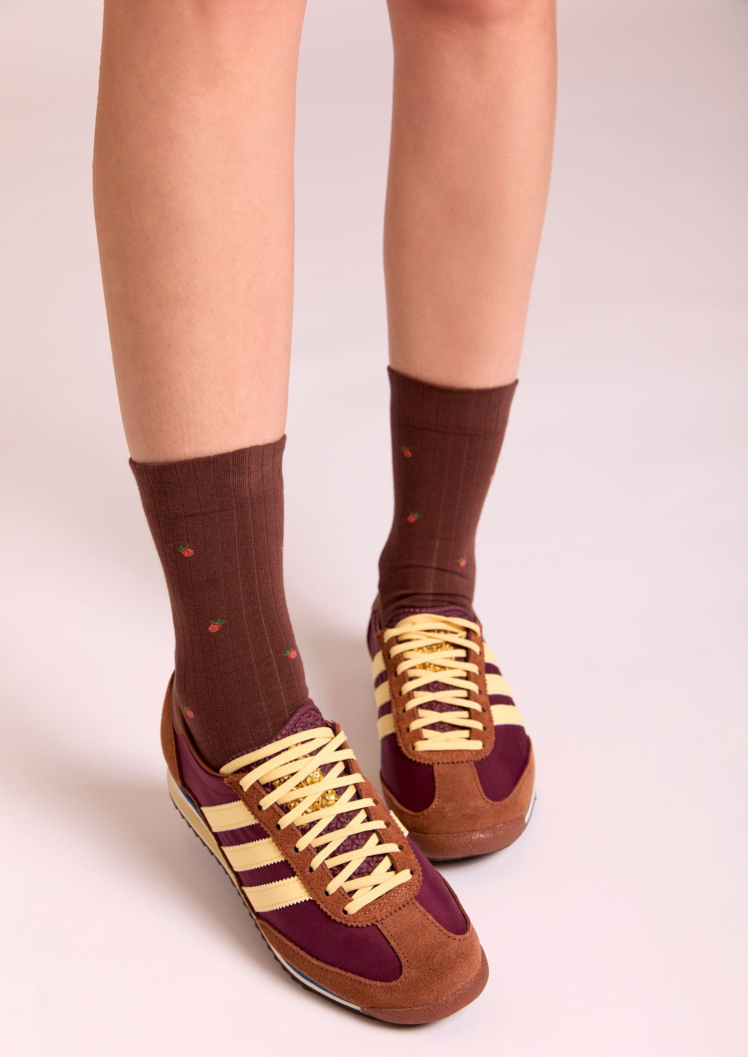 Calze a costine marroni da donna di Arturo Stories. Con fantasia a fragole rosse ricamate.